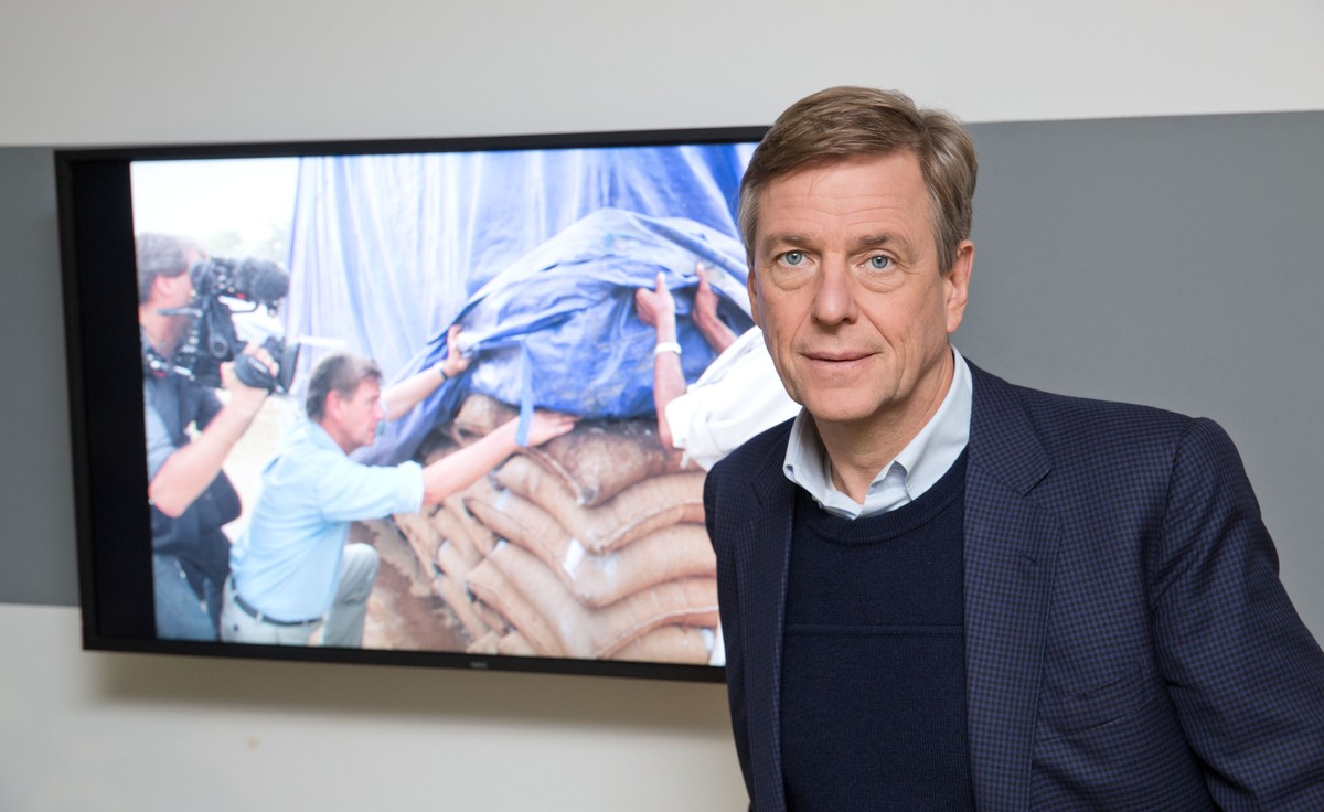 ARCHIV - 21.10.2014, Berlin: Der Moderator Claus Kleber steht neben einem Bildschirm anl�sslich der zweiteiligen ZDF-Dokumentation �Hunger! & Durst!�. Er ist einer der bekanntesten Nachrichtenjour ...