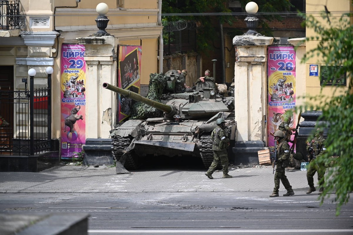 June 24.2023. Russia. Rostov-on-Don. Soldiers of the Wagner PMCs at the building of the Southern Military District. KARBINOVxANATOLYKarbinovxAnatoly