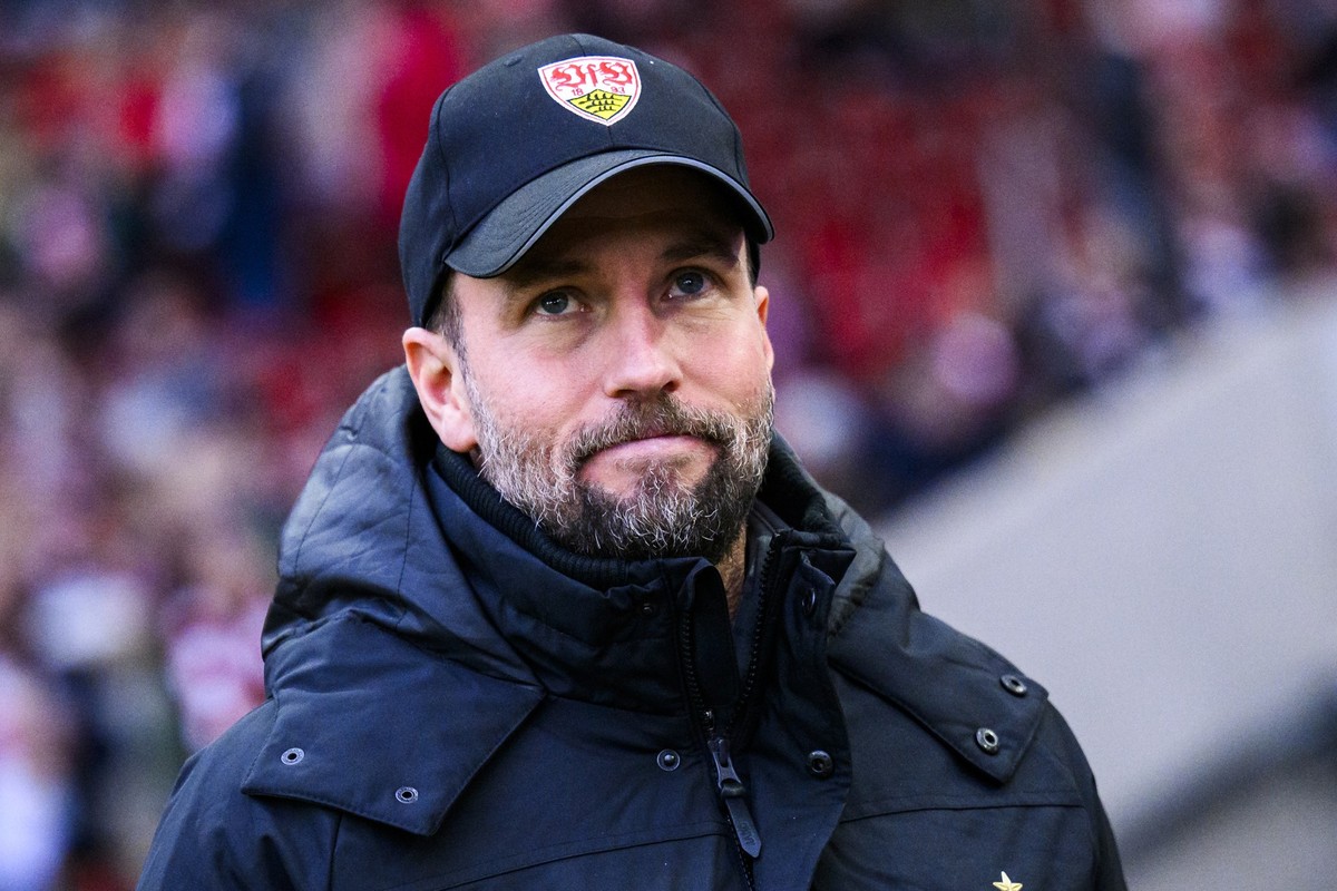 10.12.2023, Baden-Württemberg, Stuttgart: Fußball: Bundesliga, VfB Stuttgart - Bayer Leverkusen, 14. Spieltag, MHPArena. Stuttgarts Trainer Sebastian Hoeneß steht vor dem Spiel im Stadion.Stuttgarts T ...