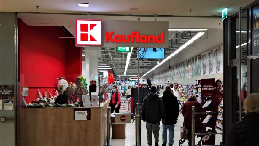 Kaufland Supermarkt - Discounter. Kaufland ist ein Unternehmen des Lebensmitteleinzelhandels mit Sitz in Neckarsulm, Deutschland. Es betreibt aktuell ueber 1470 Filialen und ist neben Deutschland in s ...