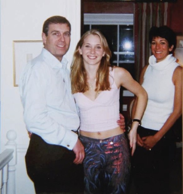 Diese Foto zeigt Prinz Andrew an der Seite von Virginia Giuffre und Ghislaine Maxwell im Hintergrund. 