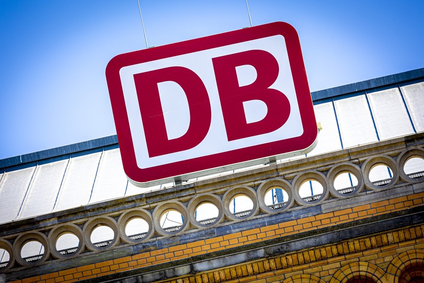 ARCHIV - 15.05.2022, Niedersachsen, Hannover: Das Logo der Deutschen Bahn am Hauptbahnhof. Die Wettbewerbsh