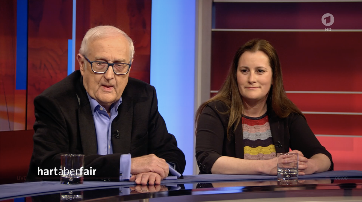 Rainer Brüderle und Janine Wissler hocken dicht beieinander, inhaltlich sind sie jedoch weit voneinander entfernt.