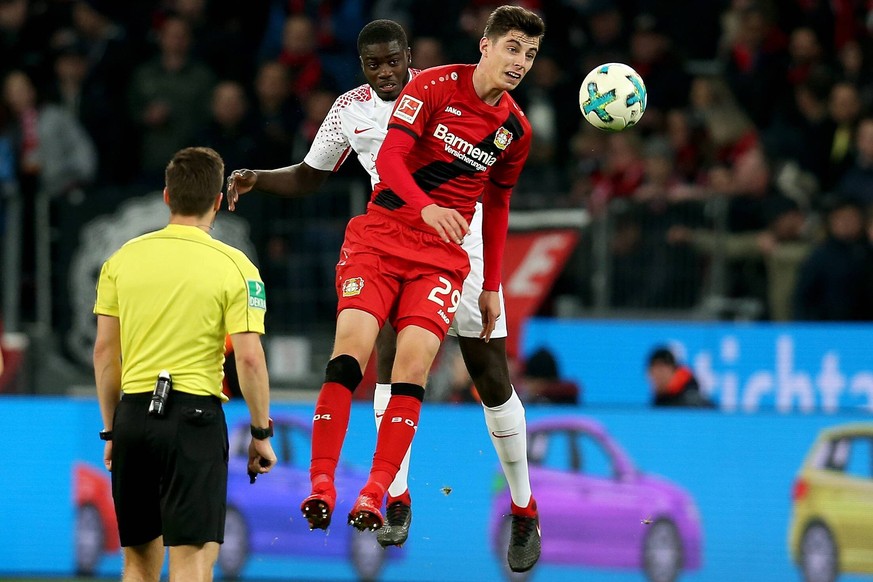 xuhjbx, Leverkusen, BayArena, 18.11.17, 1. Bundesliga - 12. Spieltag - Bayer 04 Leverkusen - RB Leipzig Bild: Kopfballduell/Kopfball v.li. zwischen Dayot Upamecano (RB Leipzig) und Kai Havertz (Leverk ...