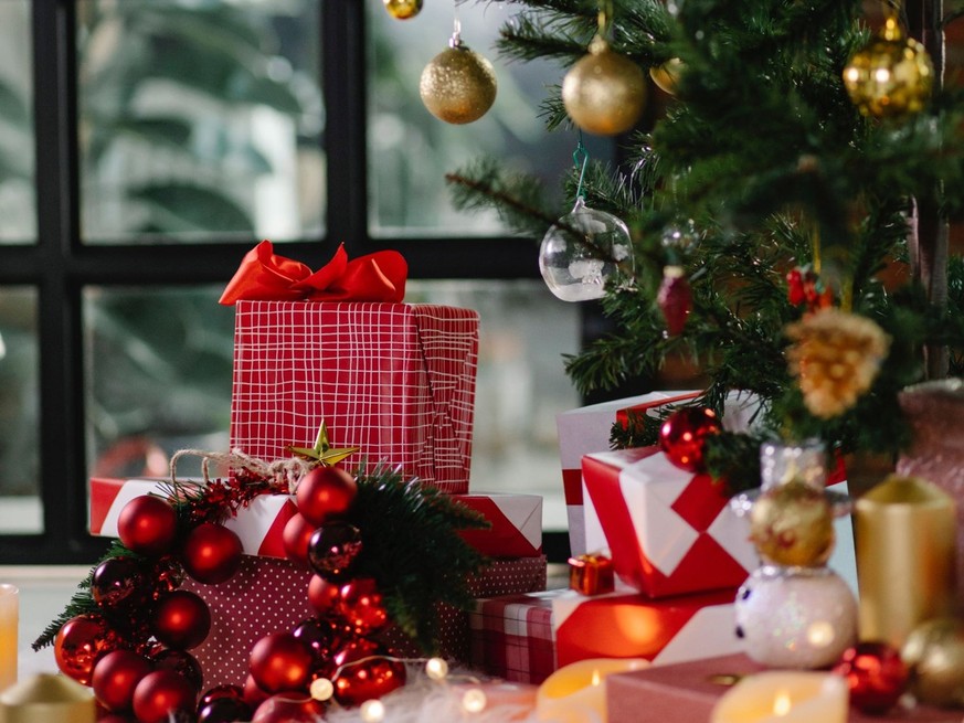 Viele Geschenke unter dem Baum werden im Internet bestellt.