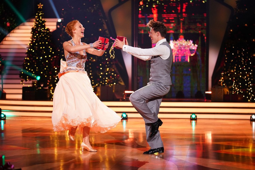 Anna Ermakova und Valentin Lusin tanzen Quickstep zu Merry Christmas Everyone.

Die Verwendung des sendungsbezogenen Materials ist nur mit dem Hinweis und Verlinkung auf RTL+ gestattet.

+++ Die Verwe ...