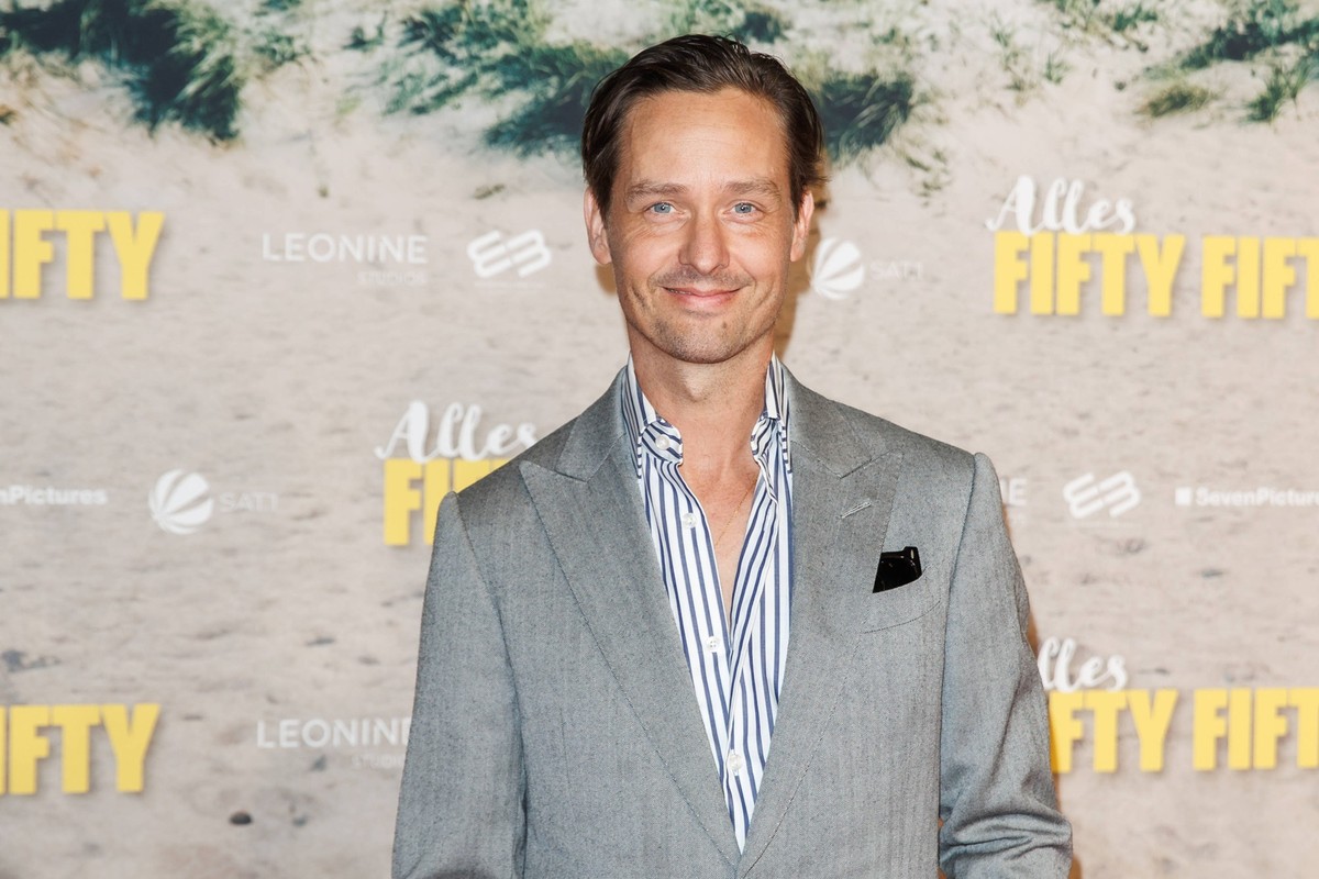 Premiere - Alles Fiffty Fiffty Tom Schilling bei der Premiere zu Alles Fiffty Fiffty im Kino in der Kulturbrauerei am 27.08.2024 in Berlin. *** Premiere Alles Fiffty Fiffty Tom Schilling at the premie ...
