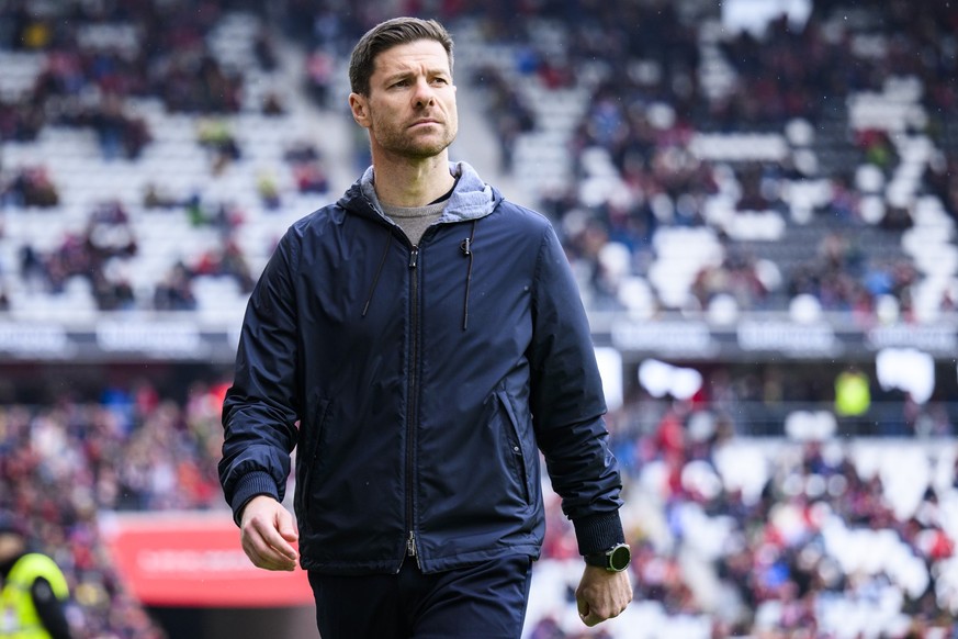 17.03.2024, Baden-Württemberg, Freiburg im Breisgau: Fußball: Bundesliga, SC Freiburg - Bayer Leverkusen, 26. Spieltag, Europa-Park Stadion. Leverkusens Trainer Xabi Alonso steht vor dem Spiel im Stad ...