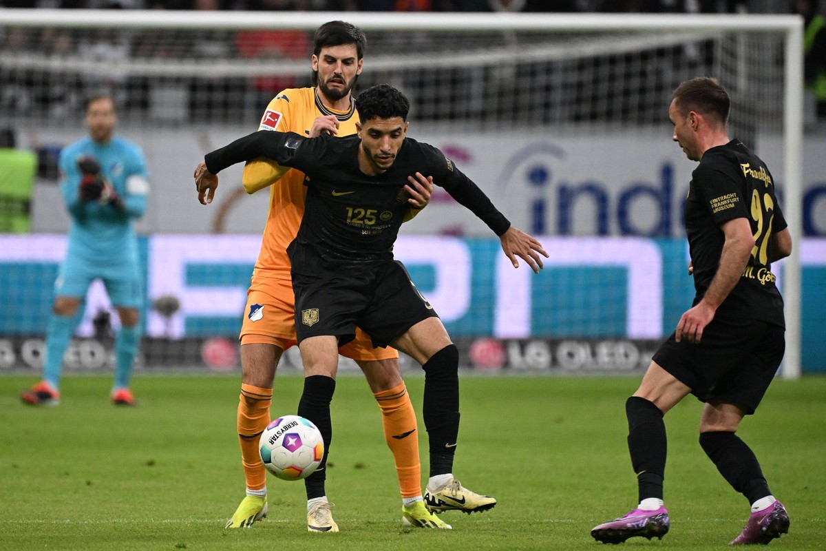 10.03.2024, xjhx, Fussball 1.Bundesliga, Eintracht Frankfurt - TSG Hoffenheim emspor, v.l. Omar Marmoush Eintracht Frankfurt Florian Grillitsch 1899 Hoffenheim zautz Zweikampf, Aktion, action, battle  ...