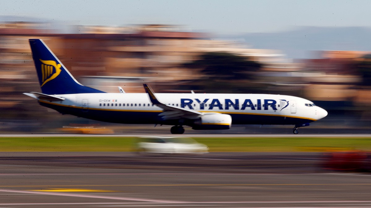 FILE PHOTO: A Ryanair aircraft lands at Ciampino Airport in Rome, Italy December 24, 2016. REUTERS/Tony Gentile//File Photo/File Photo