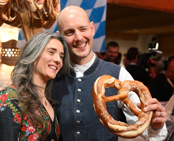 20.01.2023, Österreich, Going: Sänger und Moderator Oli P. mit Ehefrau Pauline bei der «30. Weißwurstparty» im Biohotel Stanglwirt. Foto: Barbara Gindl/APA/dpa +++ dpa-Bildfunk +++