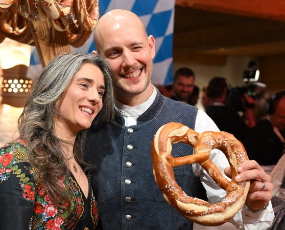 20.01.2023, Österreich, Going: Sänger und Moderator Oli P. mit Ehefrau Pauline bei der «30. Weißwurstparty» im Biohotel Stanglwirt. Foto: Barbara Gindl/APA/dpa +++ dpa-Bildfunk +++