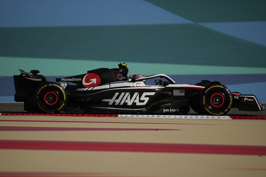 04.03.2023, Bahrain, Sakhir: Motorsport: Formel-1-Weltmeisterschaft, Grand Prix von Bahrain 3. Freies Training: Haas-Pilot Nico Hülkenberg aus Deutschland in Aktion. Foto: Ariel Schalit/AP +++ dpa-Bil ...