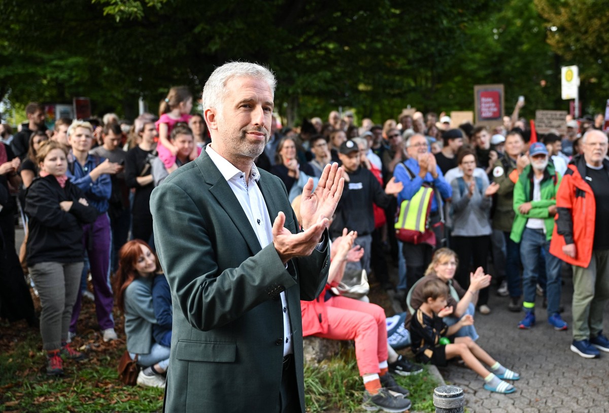 Tuebingen 05.09.2025 Gegendemo zum Streitgespraech / Podium in der Hermann Hepper Halle, zwischen Tuebingens Oberbuergermeister, Boris Palmer und dem AfD Landesvorsitzender Baden-Wuerttemberg, Markus  ...
