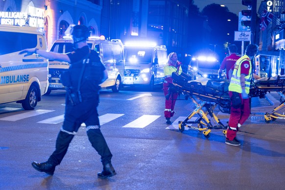 Flere skadd i skyting i Oslo Oslo 20220625. Det er avfyrt flere skudd i 1.15-tiden natt til lordag pa utsiden av London pub i sentrum av Oslo. Flere er skadd, opplyser politiet. Foto: Javad Parsa / NT ...