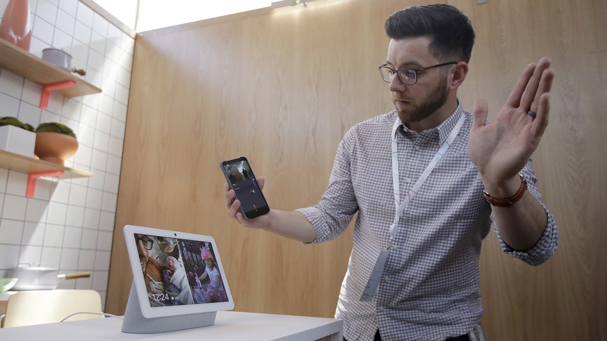 Google&#039;s Alexander Hunter gives a demonstration of the Nest Hub Max at the Google I/O conference in Mountain View, Calif., Tuesday, May 7, 2019. (AP Photo/Jeff Chiu)