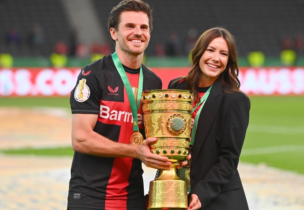 Jonas HOFMANN Bayer Leverkusen und Laura WINTER mit Pokal,Cup,Trophaee,. Fussball / 81.DFB Pokal Finale 2024 / 1.FC Kaiserslautern - Bayer 04 Leverkusen 0-1 am 25.05.2024 , Olympiastadion in Berlin DF ...