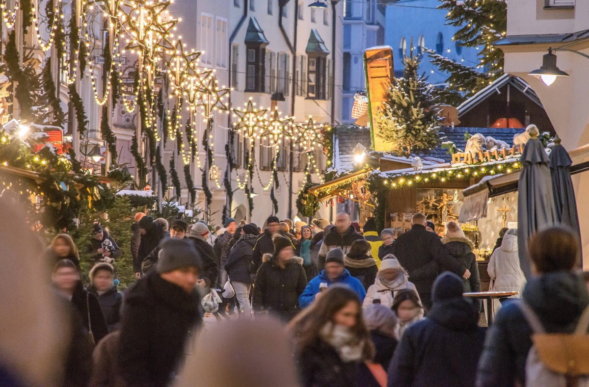Lichterglanz und Lebensfreude auf dem traditionellen Rosenheimer Christkindlmarkt, 12. Dezember 2022 Deutschland, Rosenheim, 12.12.2022, Christkindlmarkt Rosenheim, traditioneller Weihnachtsmarkt in d ...