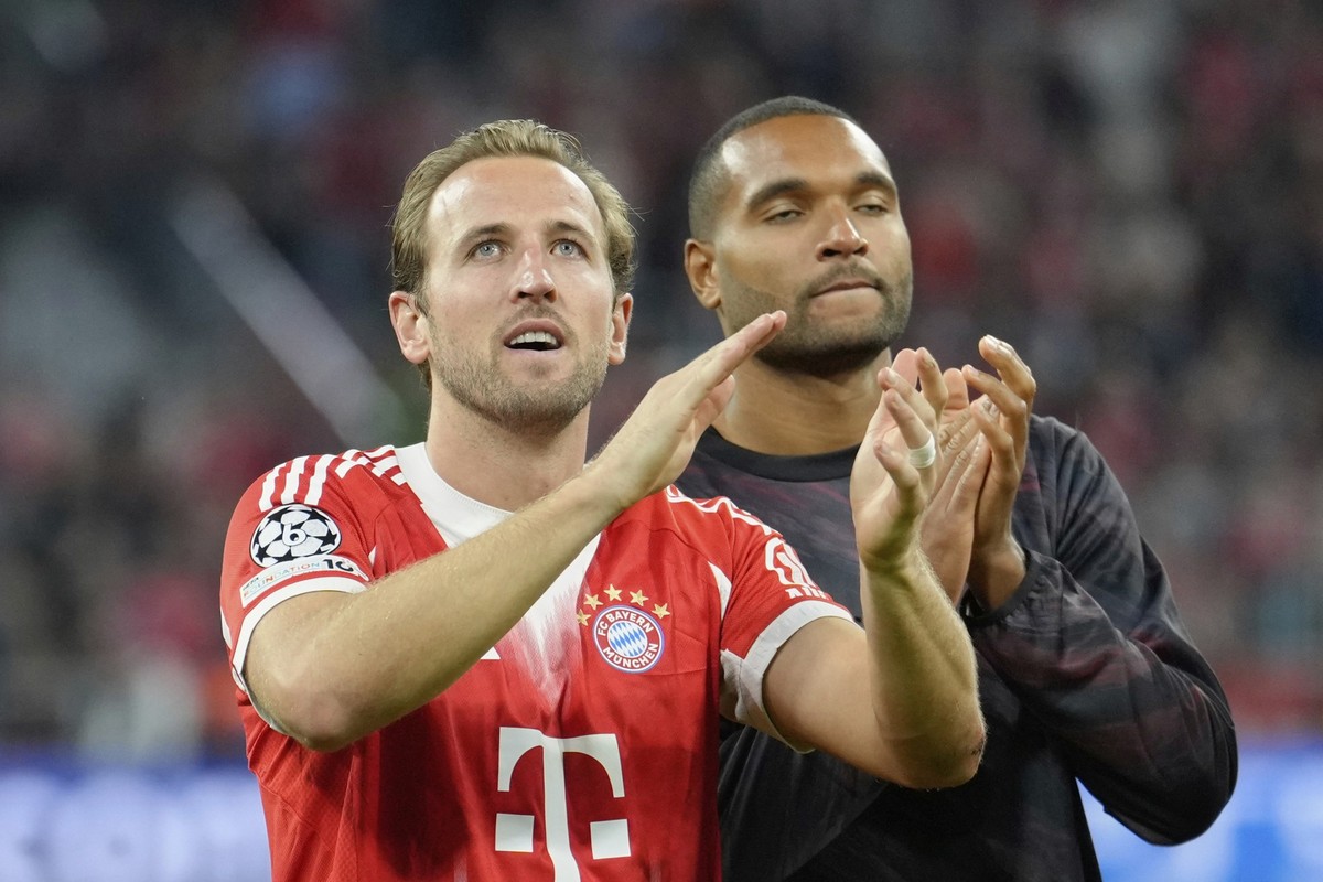 Bayern&#039;s Harry Kane applauds fans at the end of the Champions League opening phase soccer match between FC Bayern Munich and Chelsea at the Allianz Arena in Munich, Germany, Wednesday, Sept. 17,  ...
