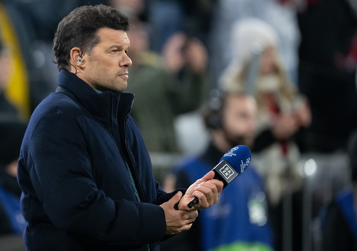 ARCHIV - 06.11.2024, Bayern, M�nchen: Fu�ball: Champions League, Bayern M�nchen - Benfica Lissabon, Vorrunde, 4. Spieltag in der Allianz Arena. TV-Experte Michael Ballack steht vor dem Spiel im Stadio ...