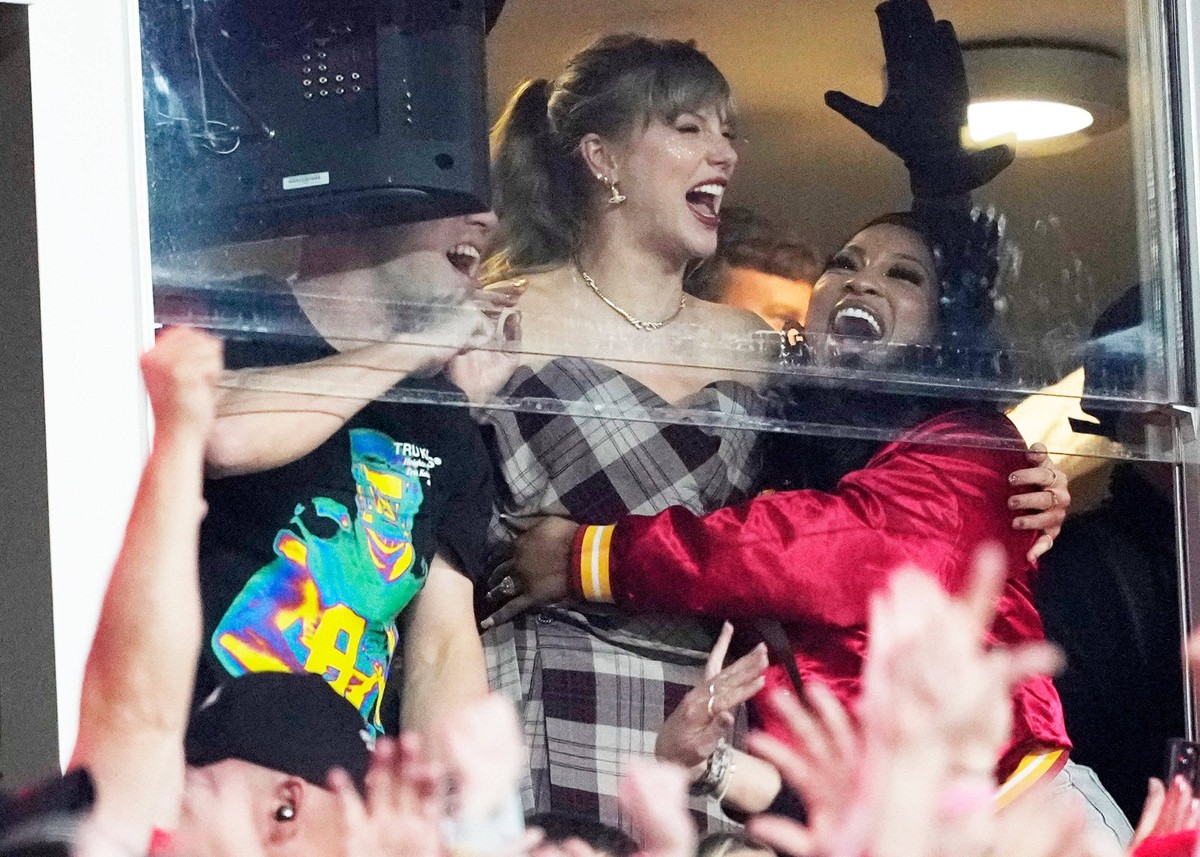 Taylor Swift cheers on the chiefs During Monday Night Football at Arrowhead Stadium in Kansas City, Missouri on October 7th, 2024. PUBLICATIONxINxGERxSUIxAUTxHUNxONLY KCP2024100716 JONxROBICHAUD