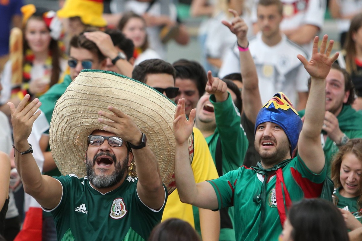 Die Mexikanischen Fans feiern den Fuehrungstreffer, Public Viewing in der Commerzbankarena Frankfurt am Main , WM 2018 Russland, 1. Gruppenspiel Deutschland - Mexiko, Public Viewing, WM 2018 Frankfurt ...