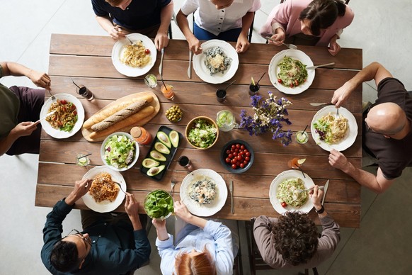 Was zum Essen auf den Tisch kommt, kann sich stark auf unsere körperliche und mentale Gesundheit auswirken.
