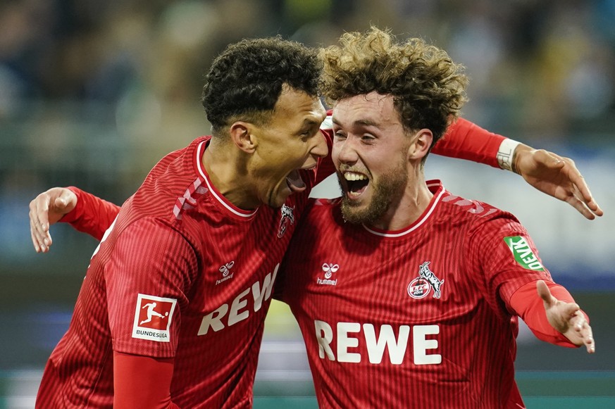 01.12.2023, Hessen, Darmstadt: Fußball: Bundesliga, Darmstadt 98 - 1. FC Köln, 13. Spieltag, Merck-Stadion am Böllenfalltor. Kölns Davie Selke (l) und Kölns Torschütze Luca Waldschmidt jubelt über das ...