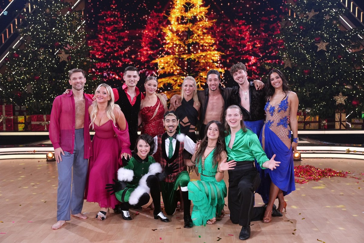 Die Paare in der großen Weihnachtsshow. Wer wird Christmas Dancing Star 2024? (hinten v.l.) Vadim Garbuzov &amp; Evelyn Burdecki, Zsolt Sándor Cseke &amp; Julia Beautx, Kathrin Menzinger &amp; René Ca ...