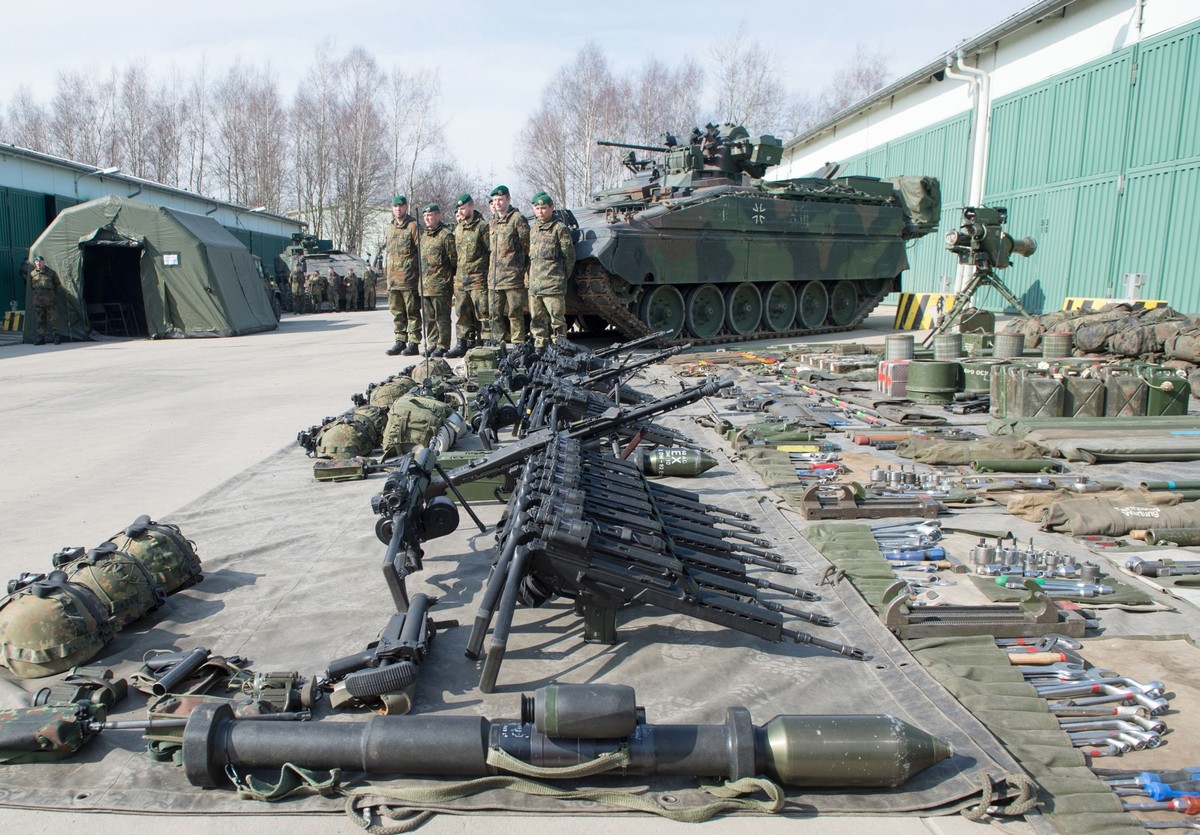 ARCHIV - 10.03.2015, Sachsen, Marienberg: Soldaten des Panzergrenadierbataillons 371 zeigen ihre Ausrüstung, die vor einem Schützenpanzer Marder liegt. Diese Einheit war ein Teil der Nato-Speerspitze  ...