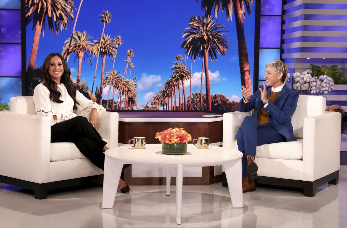 15.11.2021, USA, Burbank: Auf diesem von Warner Bros. ver�ffentlichten Foto ist Talkshow-Moderatorin Ellen DeGeneres (r) mit Meghan, der Herzogin von Sussex, w�hrend einer Aufzeichnung der &quot;The E ...