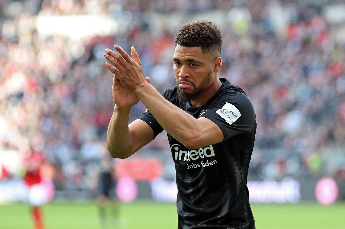 12.05.2019, xovx, Fussball 1.Bundesliga, Eintracht Frankfurt - FSV Mainz 05 emspor, Simon Falette (Eintracht Frankfurt) mit Applaus, Freisteller. (DFL/DFB REGULATIONS PROHIBIT ANY USE OF PHOTOGRAPHS a ...