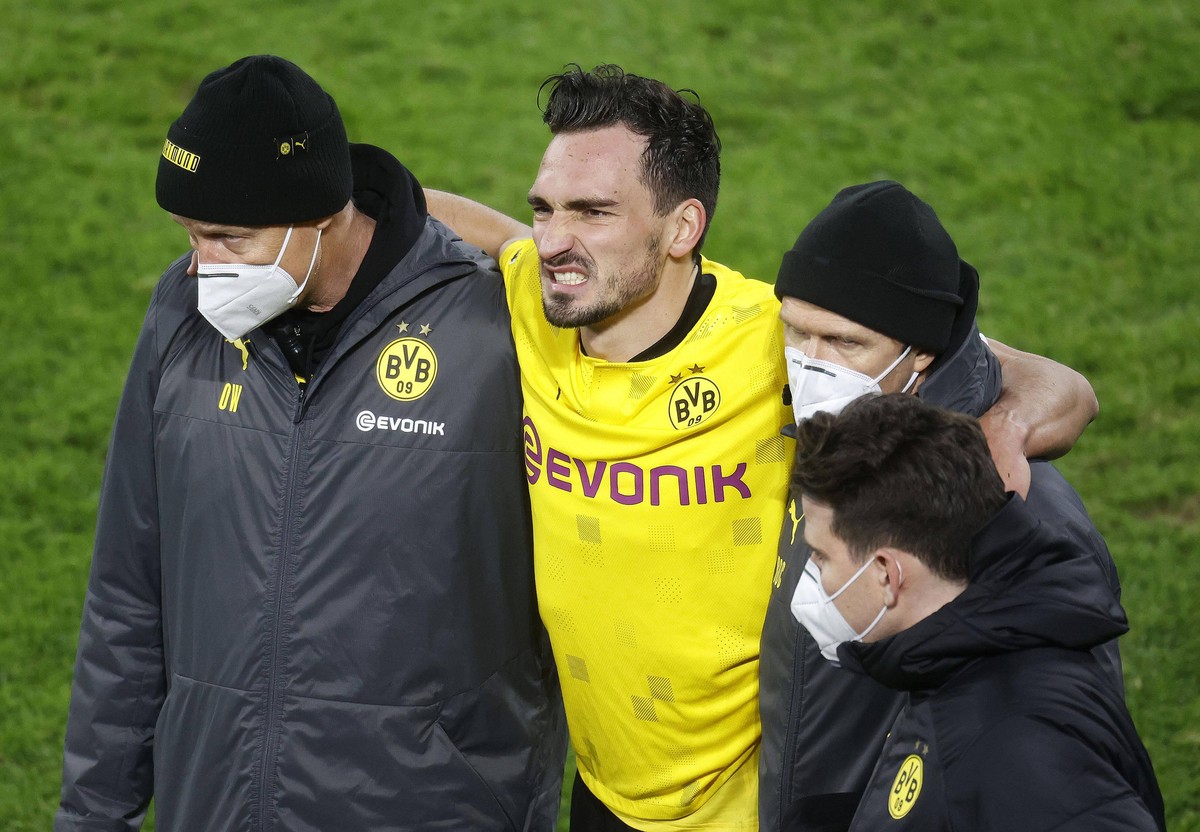 Der nächste Verletzte: Mats Hummels wird vom Rasen getragen. Aber es ist laut seiner Insta-Story nicht so schlimm.