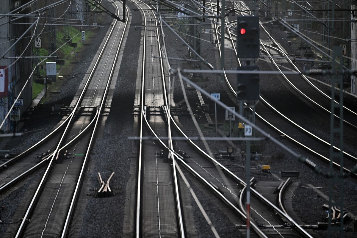 PRODUKTION - 29.12.2022, Nordrhein-Westfalen, Düsseldorf: Ein Signal steht auf dem Flughafenbahnhof auf Rot. Bauarbeiten bei der Bahn sorgen für Einschränkungen in Düsseldorf. Die Bahn erneuert ihre S ...