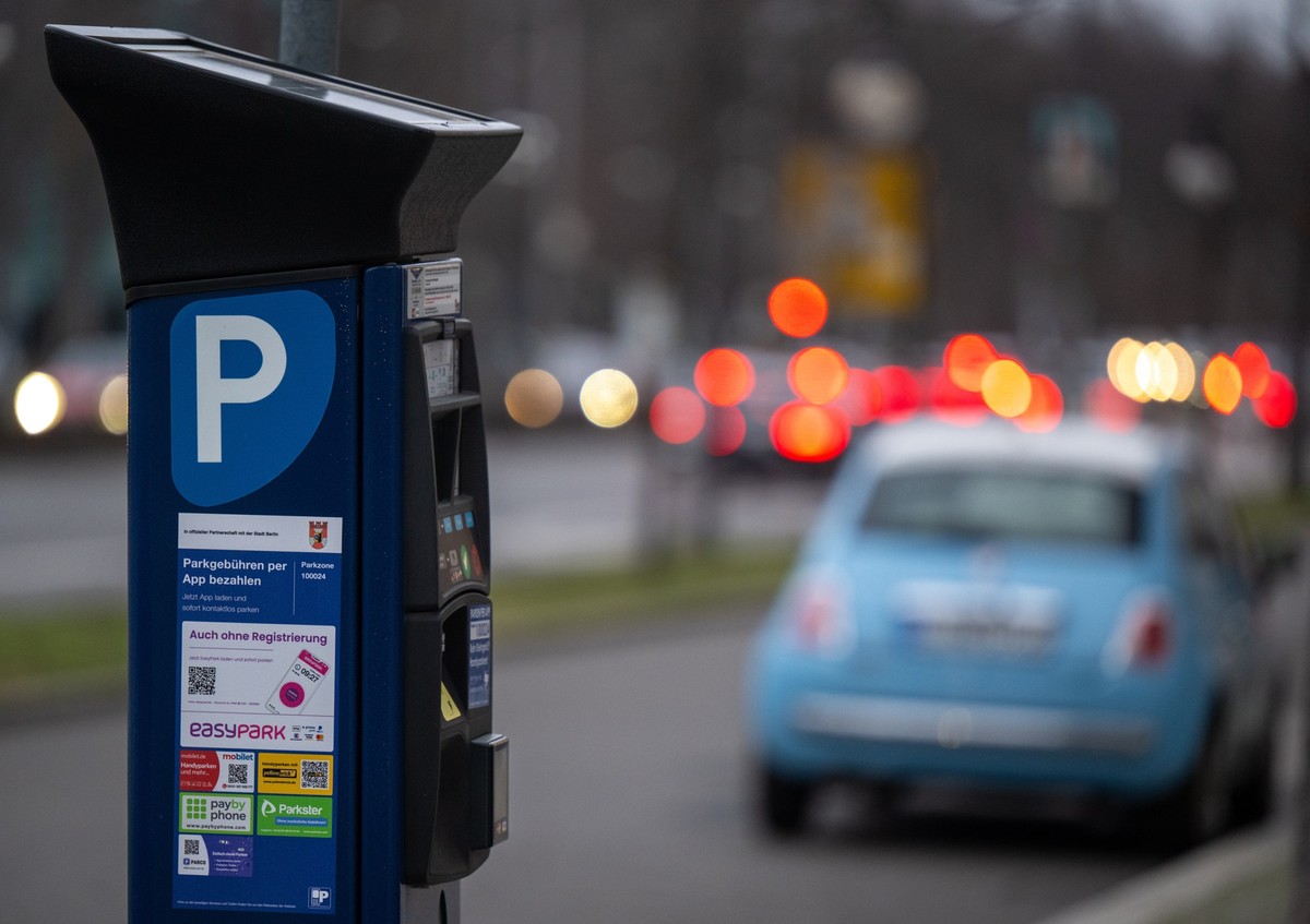 ARCHIV - 02.02.2024, Berlin: Ein Parkautomat steht am Stra