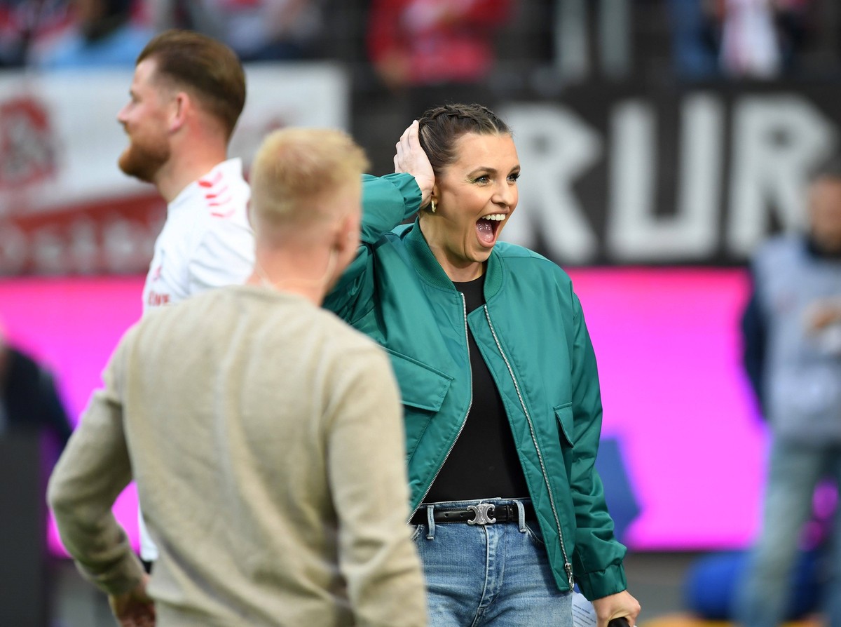 12.05.2023, Cologne, Germany, Rhein-Energie-Stadium, 1. FC Koeln vs Hertha BSC Berlin - 1. Bundesliga, Kommentatorin Laura Wontorra DAZN gestikuliert, gestik nach einem Treffer gegen den Kopf Foto Ral ...
