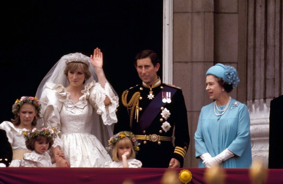 Prinz Charles und Prinzessin Diana li. mit Queen Elizabeth II alle GBR anl�sslich ihrer Hochzeit in London