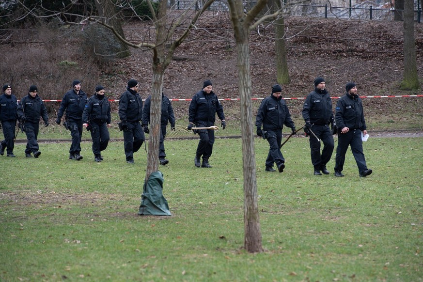 22.02.2023, Berlin: Polizeibeamte durchsuchen den Bürgerpark in Pankow. Dort hatte am gestrigen Tag eine Passantin ein zunächst vermisstes 5-jähriges Mädchen schwer verletzt gefunden. Es verstarb trot ...