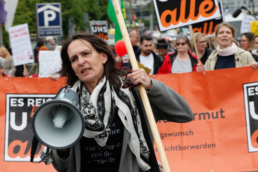 Fee Linke in Aktion. Sie hat gemeinsam mit Christine Finke, Delia Keller, Esther Konieczny und Susanne Triepel das Netzwerk #esreichtfuerunsalle ins Leben gerufen.