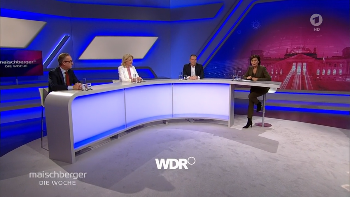Sandra Maischberger (re.) mit ihren Kommentatoren (v. li.): Jan Fleischhauer, Maren Kroymann und Oliver Köhr.