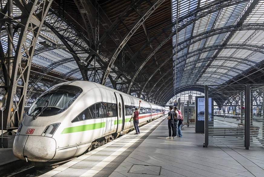 Hauptbahnhof Leipzig mit ICE bei der Abfahrt, größter Kopfbahnhof Europas. // 24.08.2023, Leipzig, Sachsen, Deutschland, Europa *** Leipzig main station with ICE at departure, largest terminus station ...