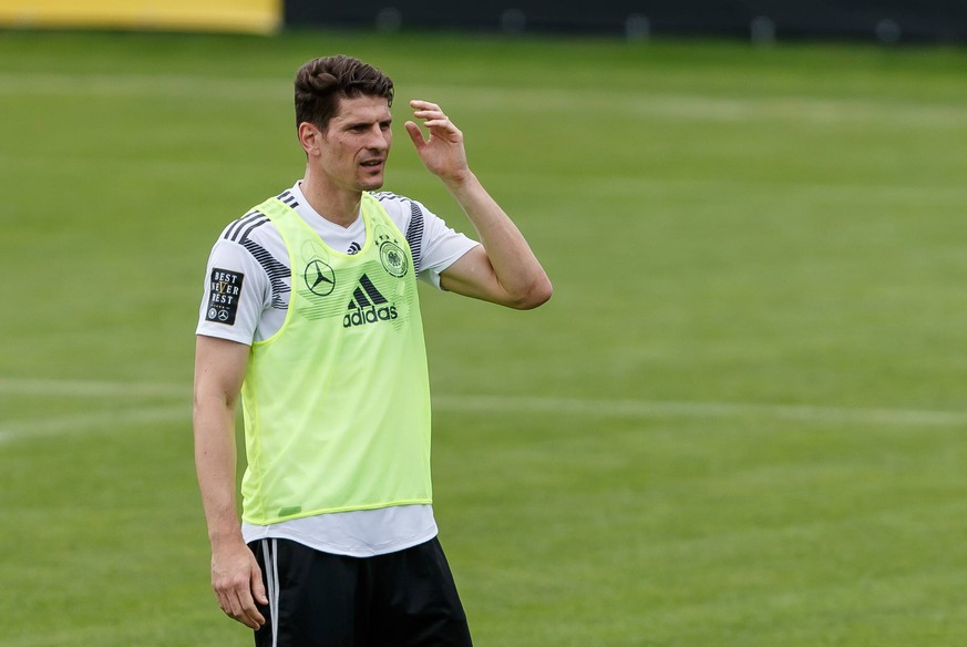 Eppan, Italy, 24.05.2018, DFB Trainingslager Nationalmannschaft, Mario Gomez (GER) guckt ( DeFodi507 *** Eppan Italy 24 05 2018 DFB Training Camp National Team Mario Gomez GER is watching DeFodi507