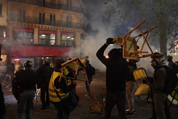 dpatopbilder - 28.11.2020, Frankreich, Paris: Bei einem Protest gegen den Gesetzesentwurf zur �globalen Sicherheit� kommt es zu Zusammenst��en zwischen Demonstranten und der franz�sischen Bereitschaft ...