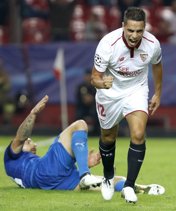 epa05614868 Sevilla&#039;s French striker Ben Yedder (R) celebrates the fourth goal of the team during the UEFA Champions league 4th round groups phase match between Sevilla and Dinamo Zagreb at Ramon ...