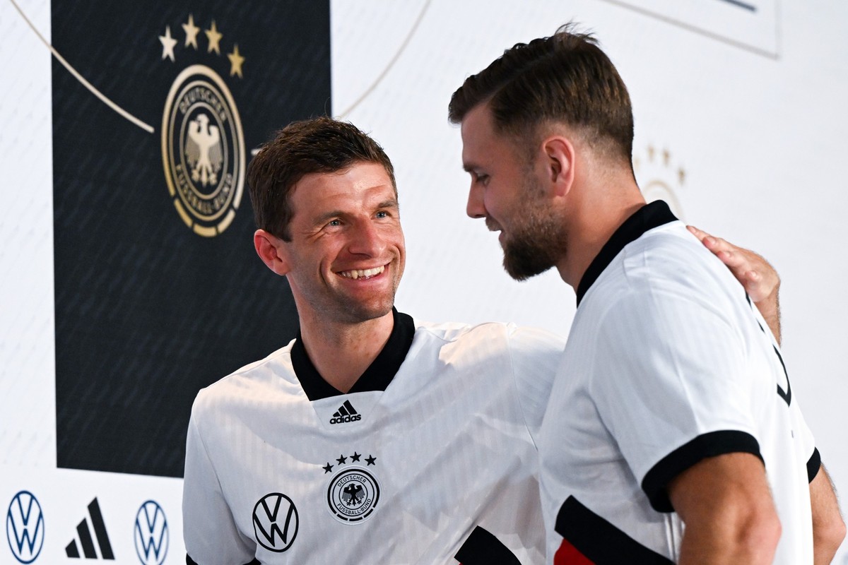 29.11.2022, Katar, Al-Shamal: Fußball, WM 2022 in Katar, Nationalmannschaft, Deutschland, Pressekonferenz, Deutschlands Thomas Müller (l) Niclas Füllkrug nach einer Pk. (zu dpa: «Zitat: Thomas Müller  ...