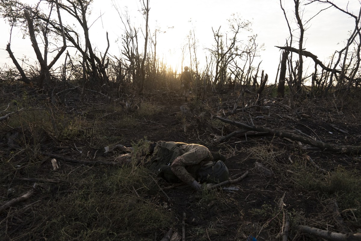 16.09.2023, Ukraine, Andrijiwka: Ukrainische Soldaten der 3. Sturmbrigade gehen neben den Leichen ihrer an der Frontlinie bei Andrijewka in der Region Donezk gefallenen Kameraden. Foto: Mstyslav Chern ...