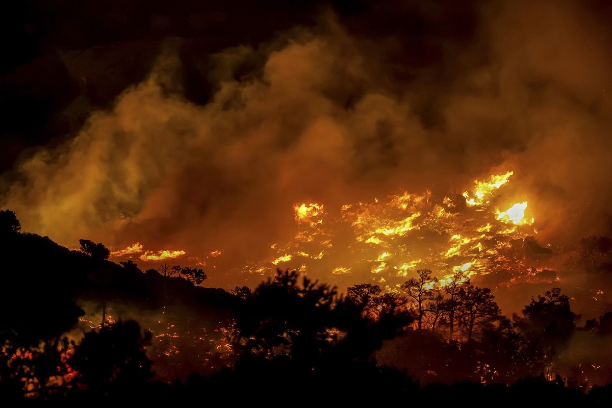 02.07.2025, Griechenland, Ierapetra: Ein Feuer brennt in der Gegend von Ahlia in der Nähe der Hafenstadt Ierapetra an der Südküste der Insel Kreta, was laut Behörden die Evakuierung von Dörfern und Ho ...