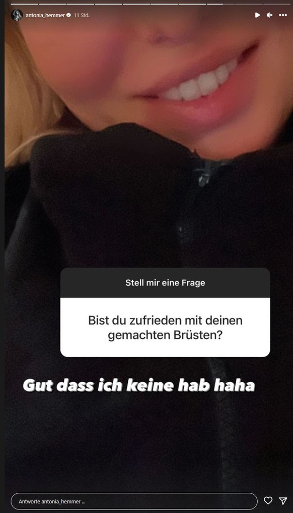 Antonia stellt klar, dass ihre Brüste echt sind.