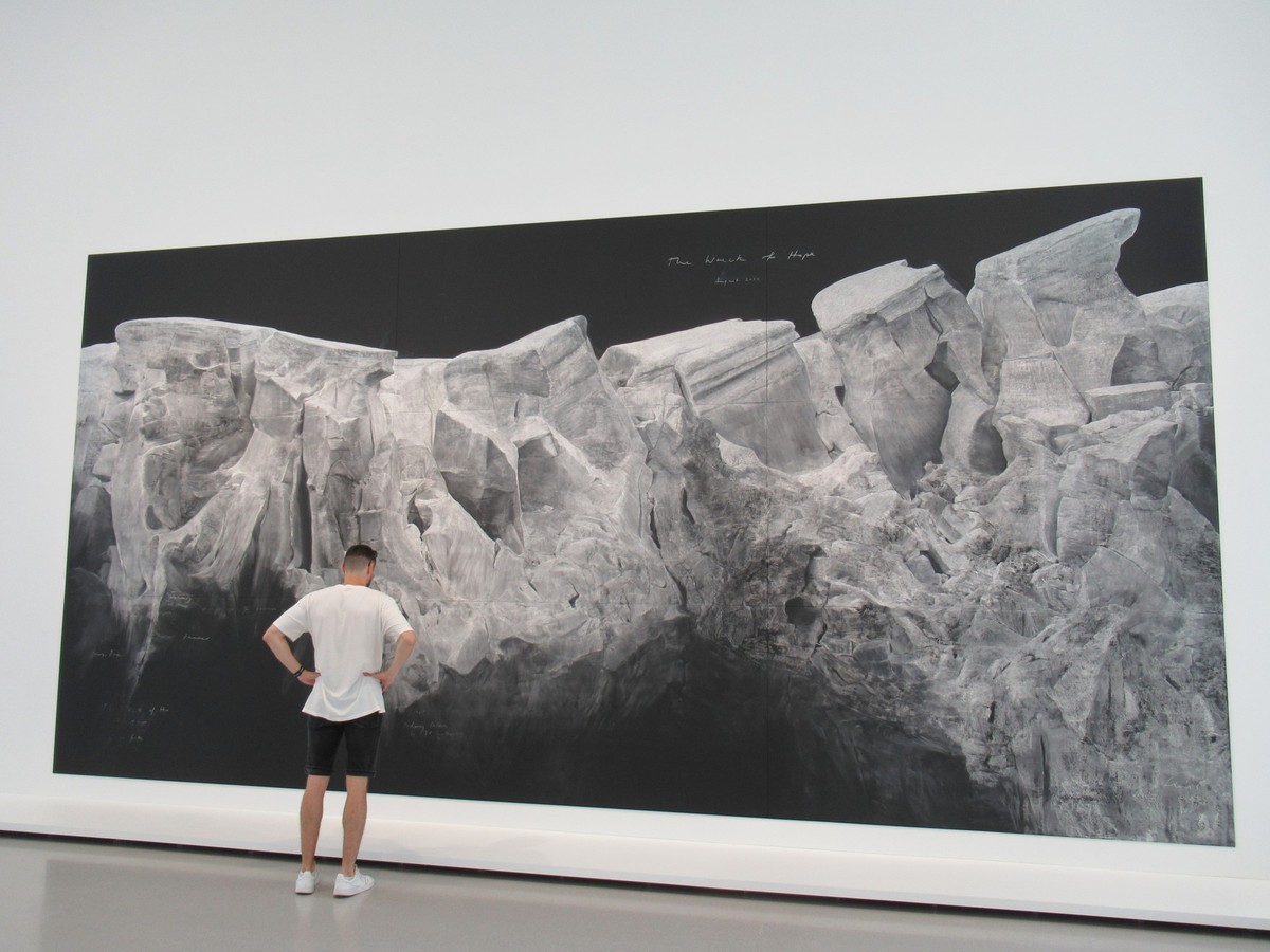20.06.2023, Frankreich, Paris: Eine Besucher steht vor dem Monumentalbild �The Wreck of Hope� (Das Wrack der Hoffnung) der in Berlin und Los Angeles lebenden K�nstlerin Tacita Dean im Museum Bourse de ...
