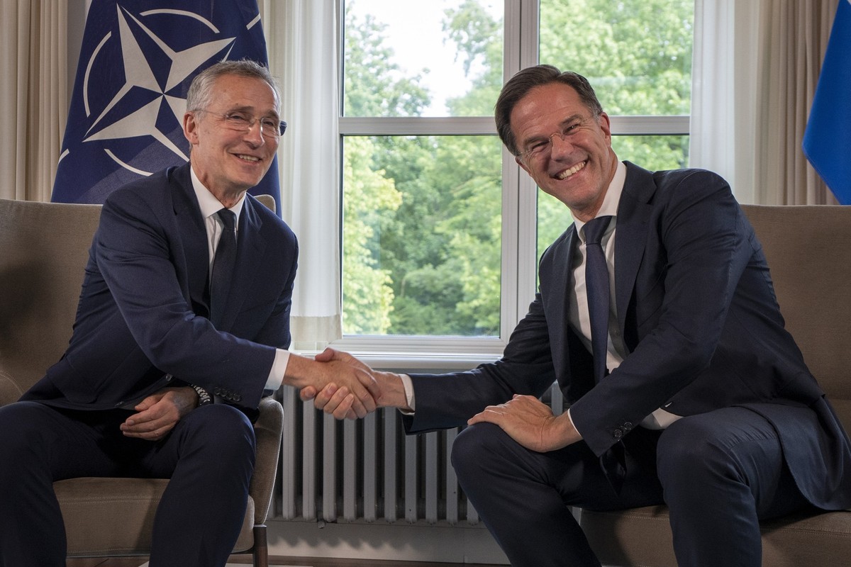 ARCHIV - 27.06.2023, Niederlande, Den Haag: NATO-Generalsekretär Jens Stoltenberg (l) und der niederländische Premierminister Mark Rutte geben sich vor einem Treffen die Hand. Die NATO hat Mark Rutte  ...